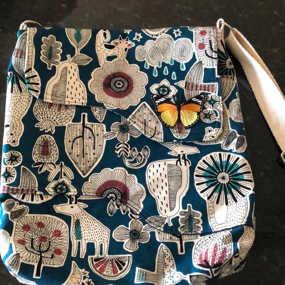 It’s a cute summer over the shoulder bag